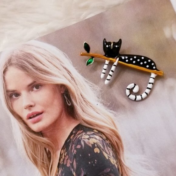 18K Gold Lazy Cat Brooch - Picture 16 of 16